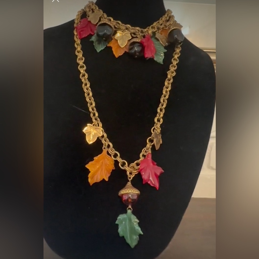 2 RARE 🍁 Juliana (D&E) BAKELITE acorn leaves Les Bernard necklace confirmed - Picture 6 of 11